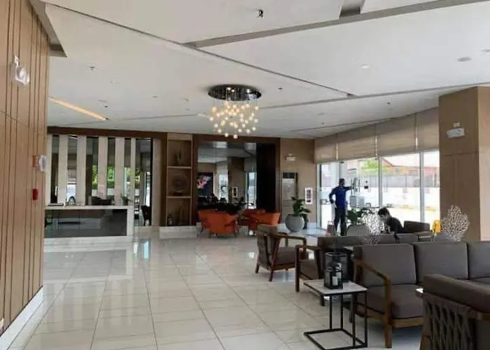 South Pinas, Apartment *